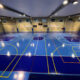 Pista de baloncesto y futbol sala creada en en pavimento continuo de color azul y celeste