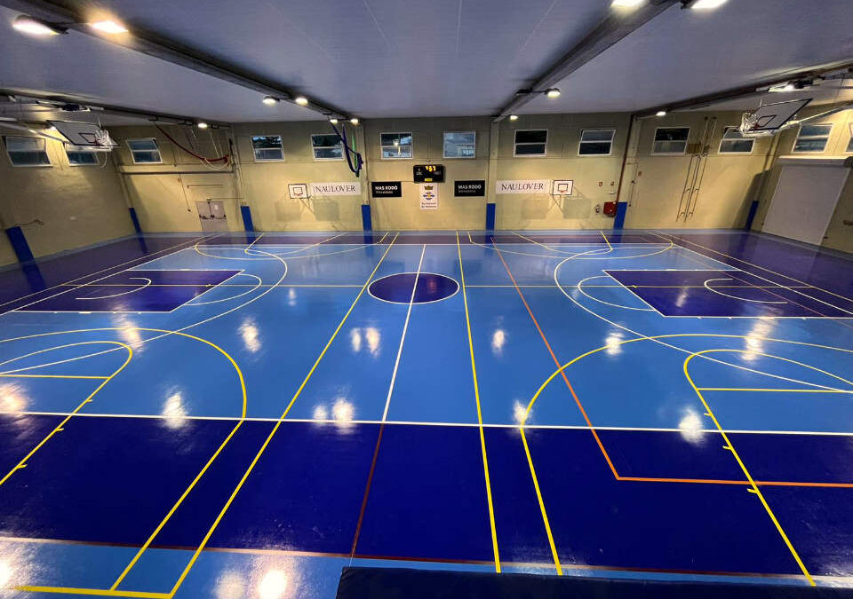 Pista de baloncesto y futbol sala creada en en pavimento continuo de color azul y celeste