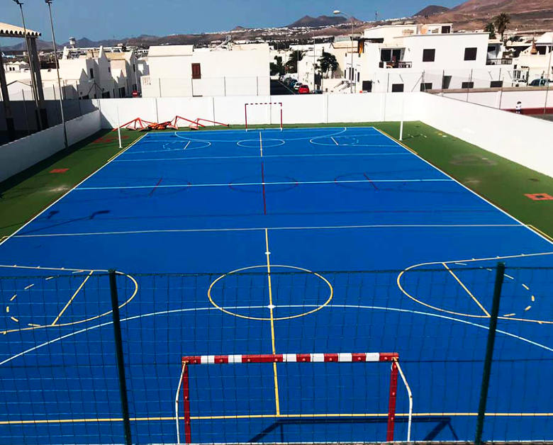Pista de futbol de color azul creada con pavimento continuo