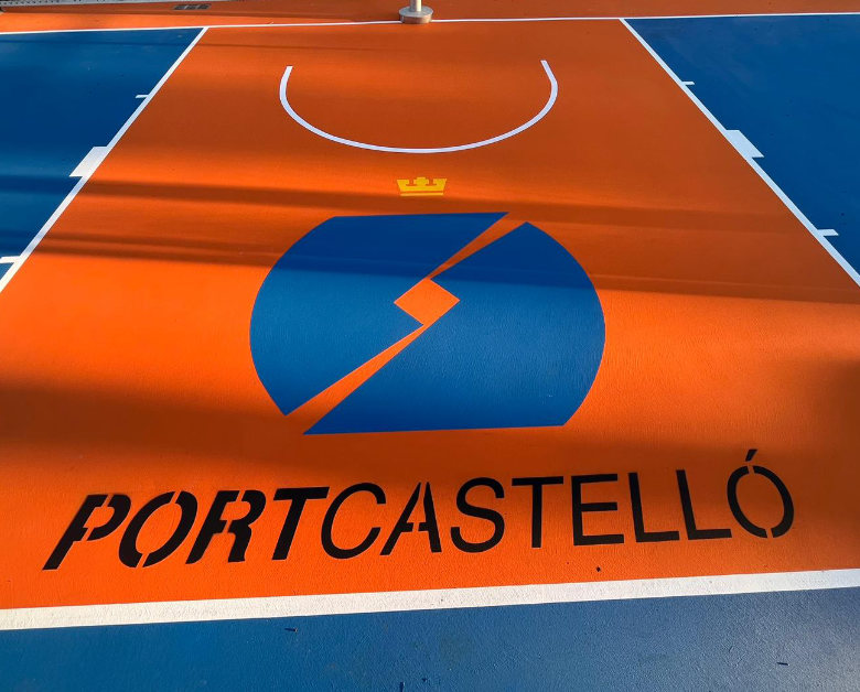 Pista de baloncesto personalizada con logotipo de portcastello