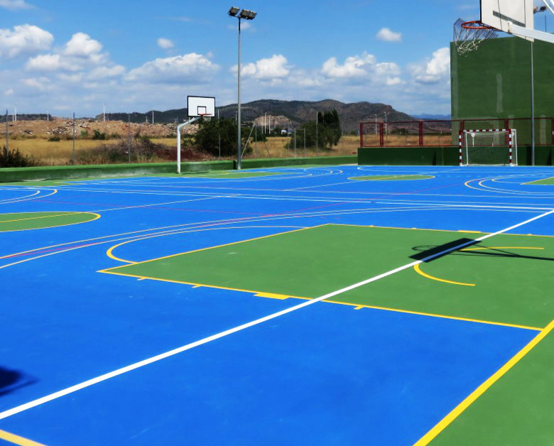 Pista de baloncesto en pavimento continuo azul y verde