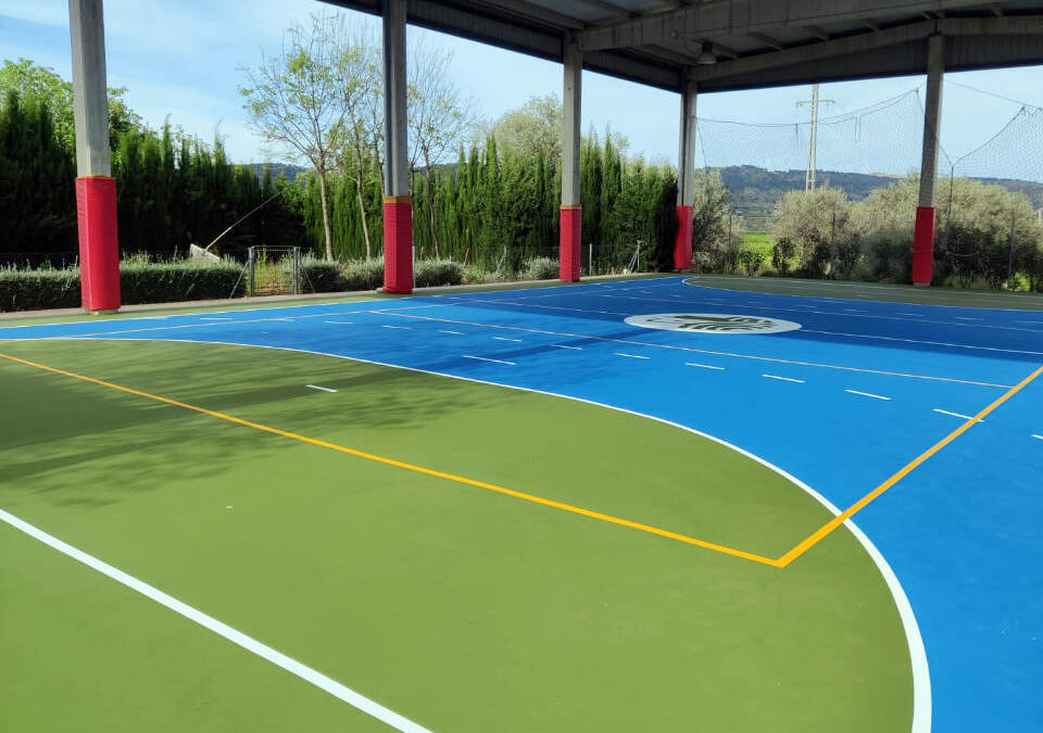 Pista deportiva creada con pavimento continuo en coloro verde y azul