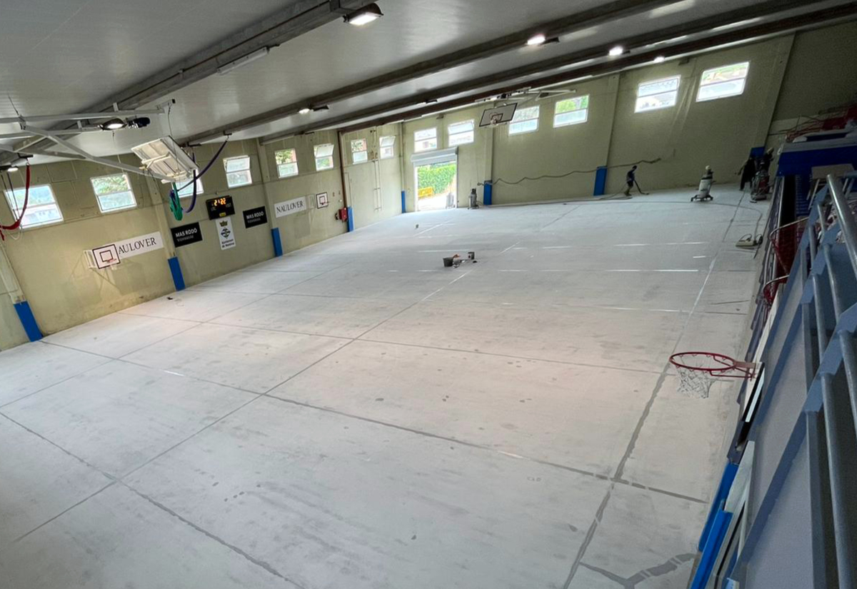 Preparación de la base de una pista deportiva para la posterior aplicación de un suelo de pavimento continuo