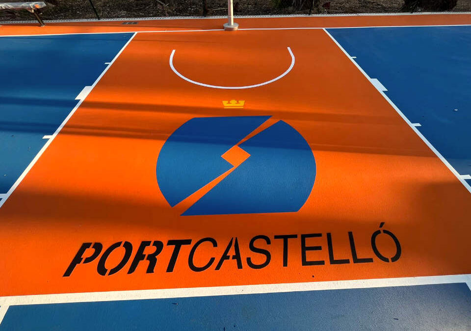 Pista de baloncesto personalizada con logotipo de portcastello