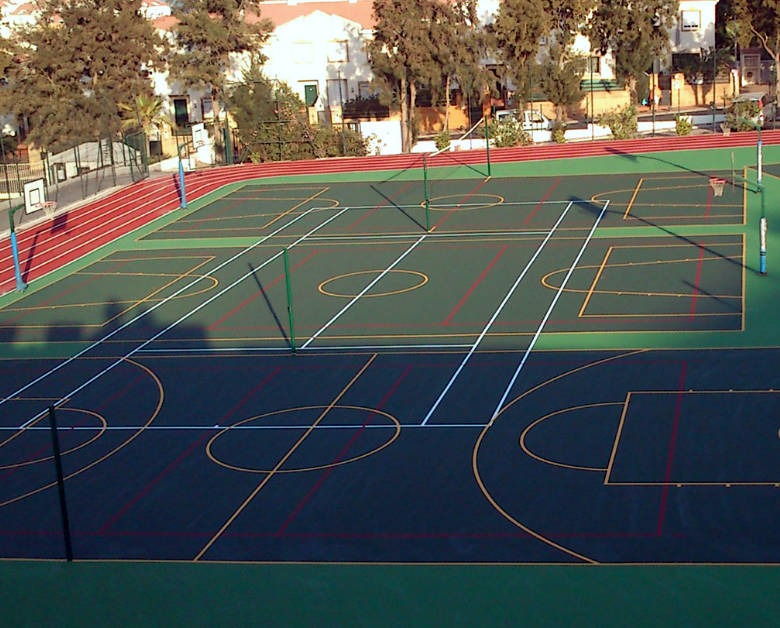 Pistas para multiples deportes creada con pavimento continuo en coloro verde con lineas