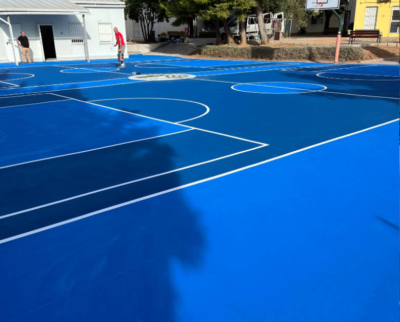 Pista de baloncesto realizada en pavimento continuo en color azul y celeste.